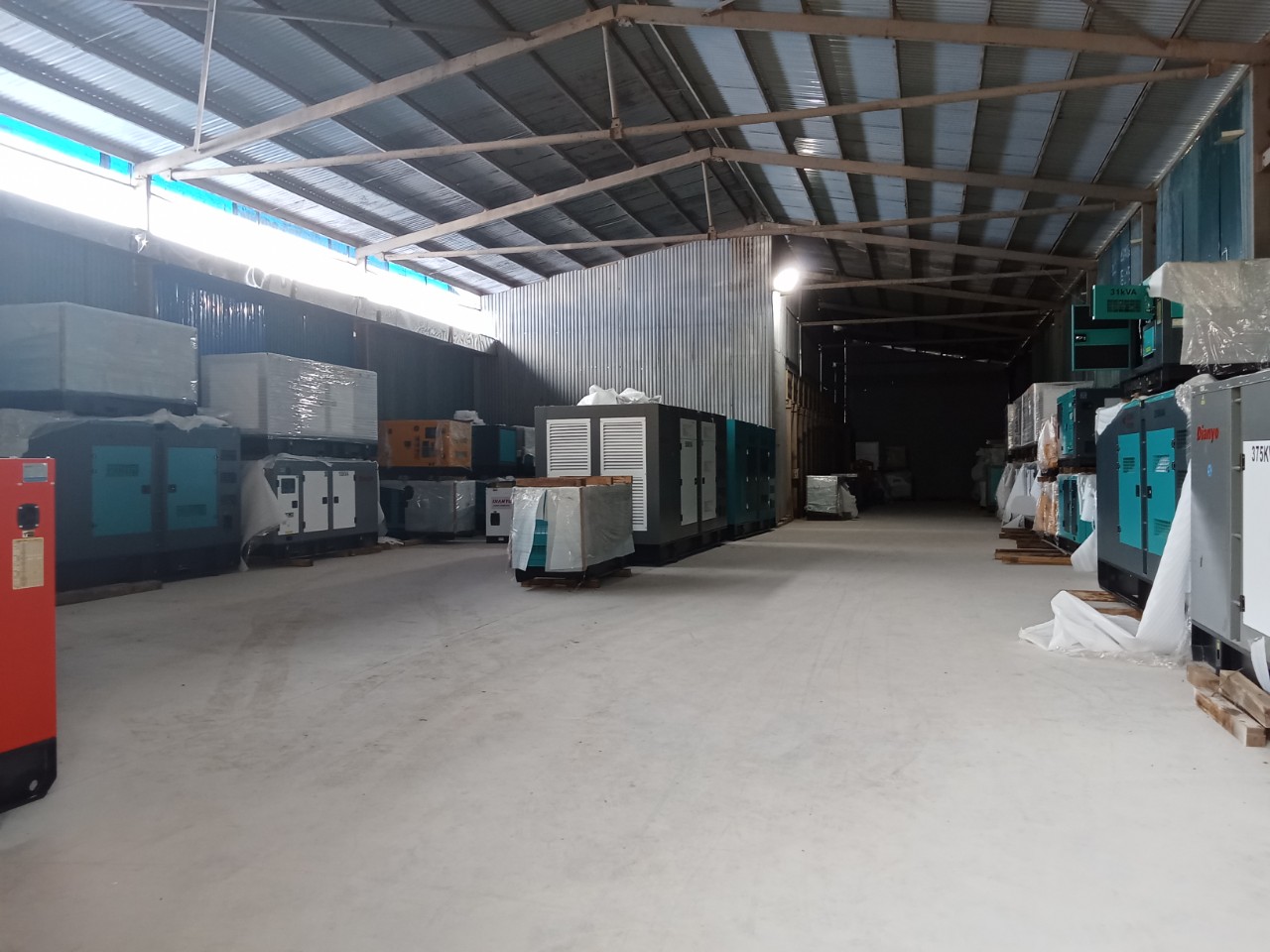 máy phát điện cummins và Yuchai 200Kva