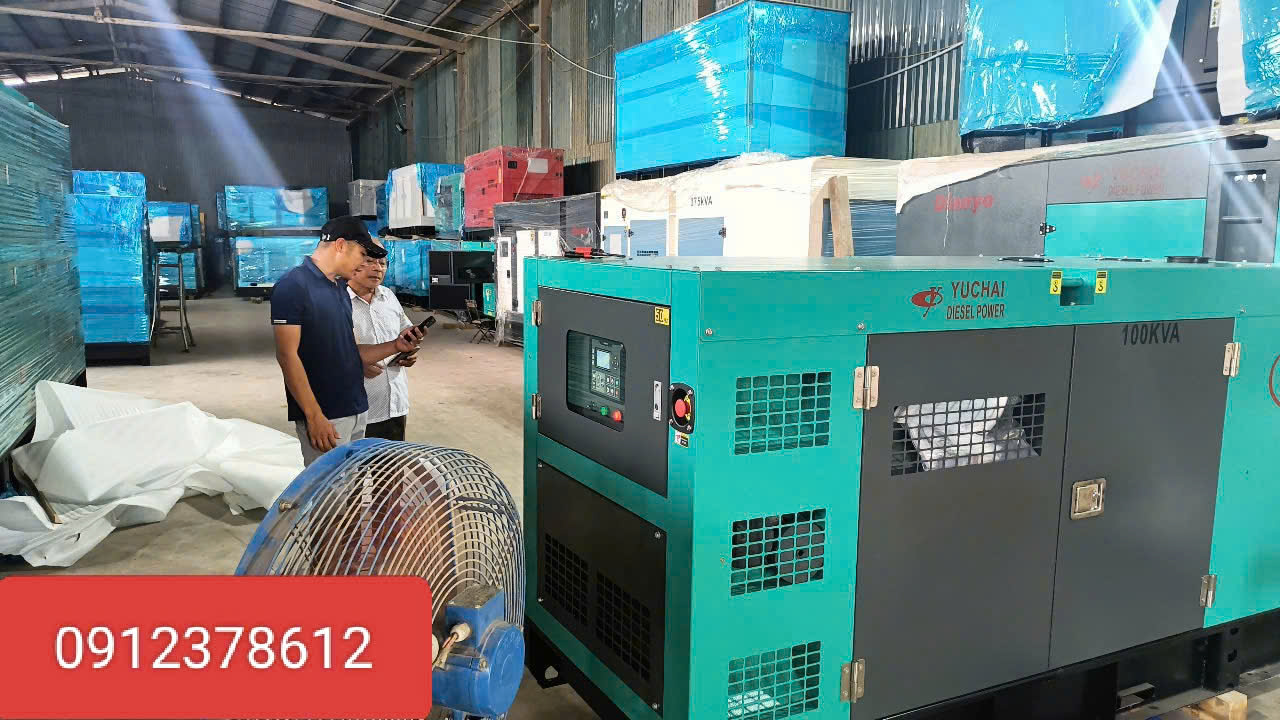 khách xem máy phát điện 100kva Yuchai
