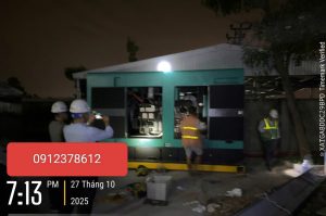 Kỹ sư lắp đặt máy phát điện công nghiệp