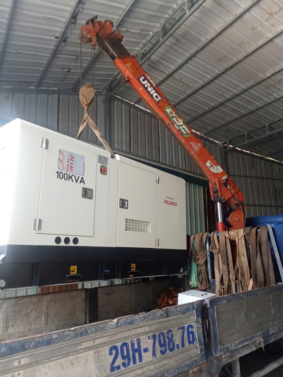 Cẩu máy phát điên 100kVA giao cho khách hàng